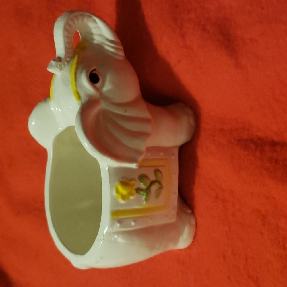 Elephant figurine accessories holder/planter